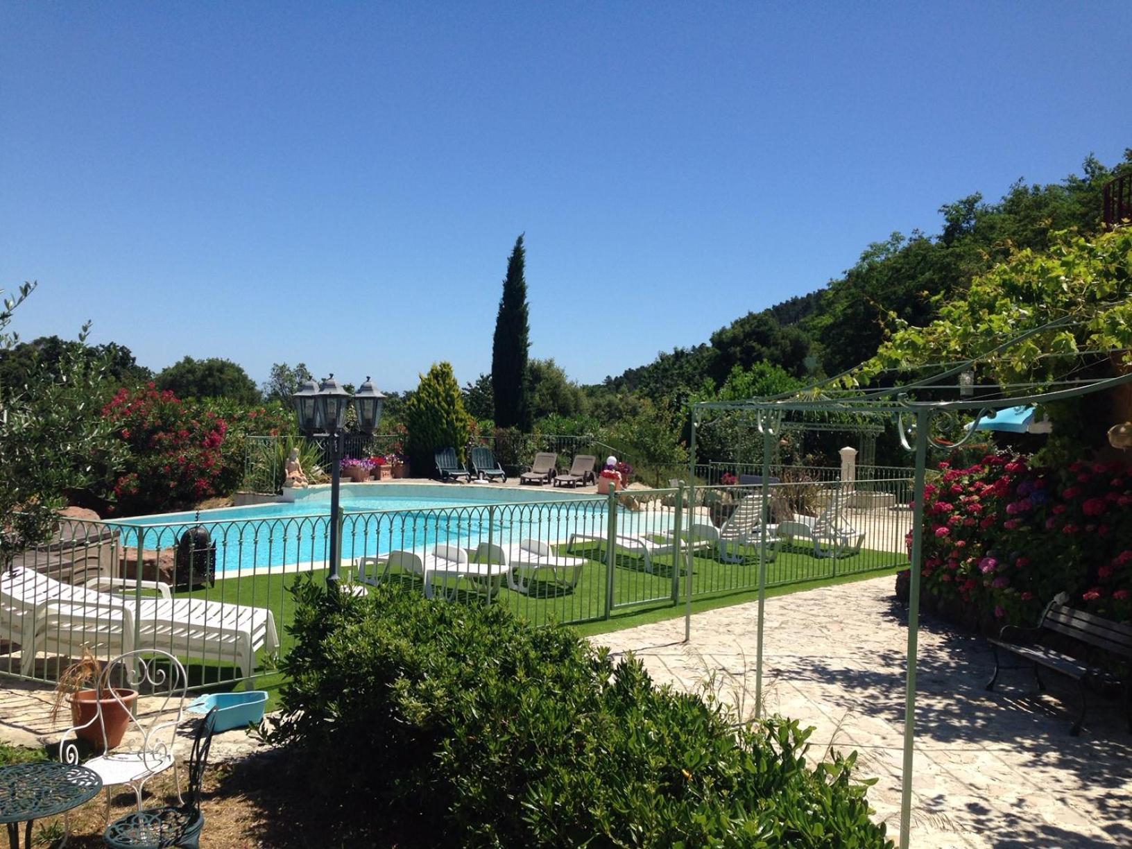 Un Petit Paradis En Provence *